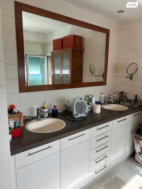 דו משפחתי, קיסריה