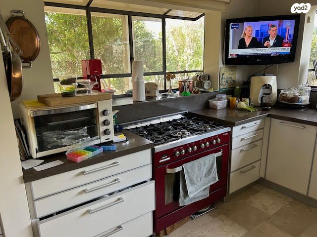 דו משפחתי, קיסריה