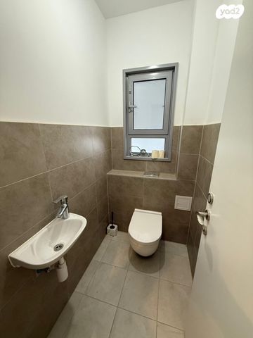 דירה, אהוד מנור, נאות אפק, אפקה, קרית ביאליק