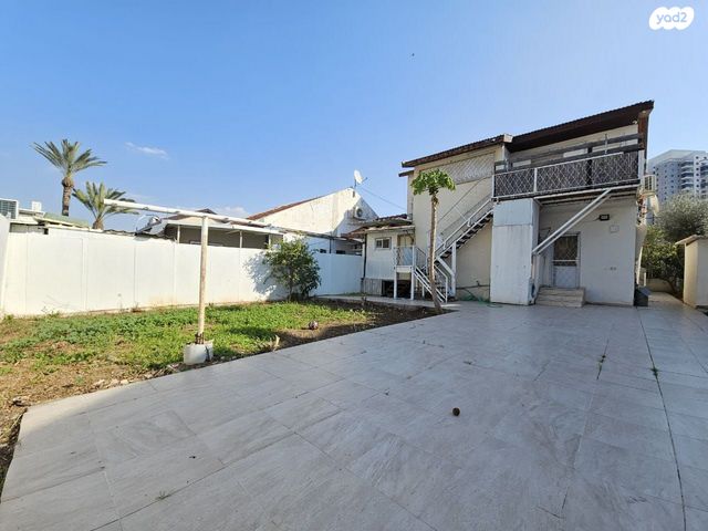 בית פרטי/ קוטג', משעול הורד, הפרחים, קרית גת