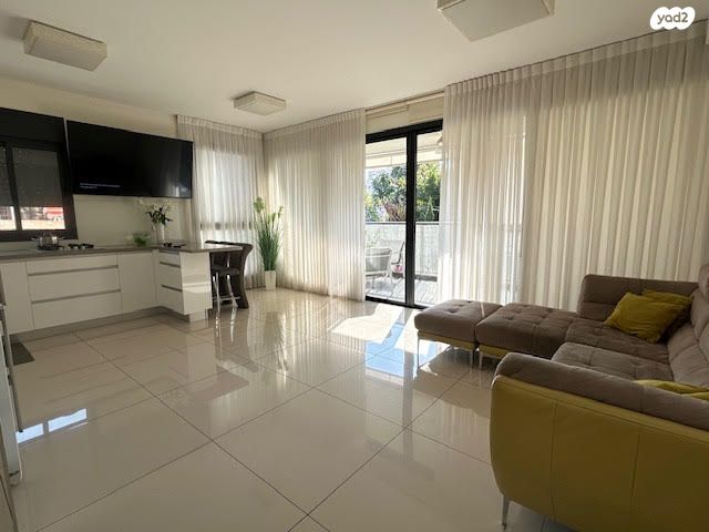 דירה, מנחם רצון, מחנה יהודה, פתח תקווה