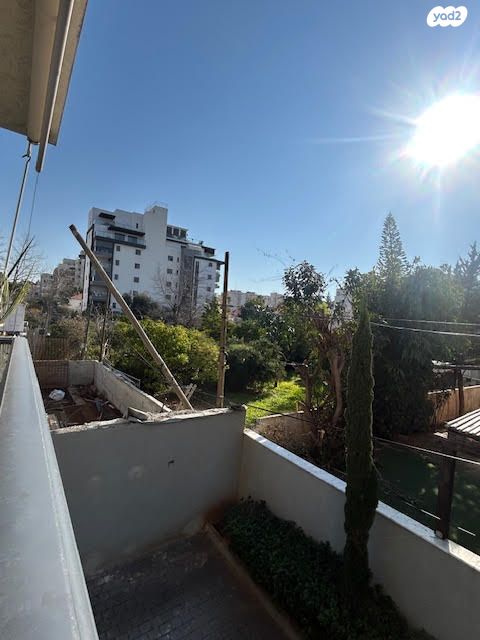 דירה, מנחם רצון, מחנה יהודה, פתח תקווה