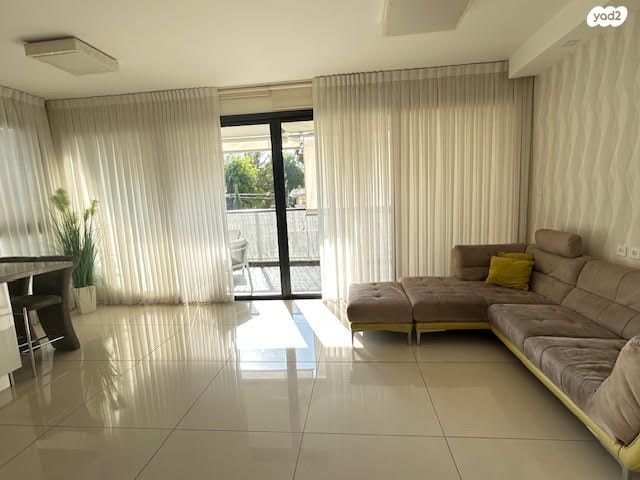 דירה, מנחם רצון, מחנה יהודה, פתח תקווה