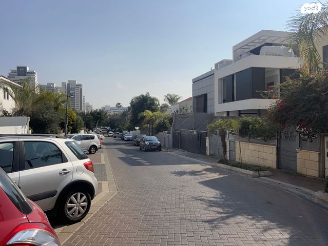 מגרשים, קרית אונו