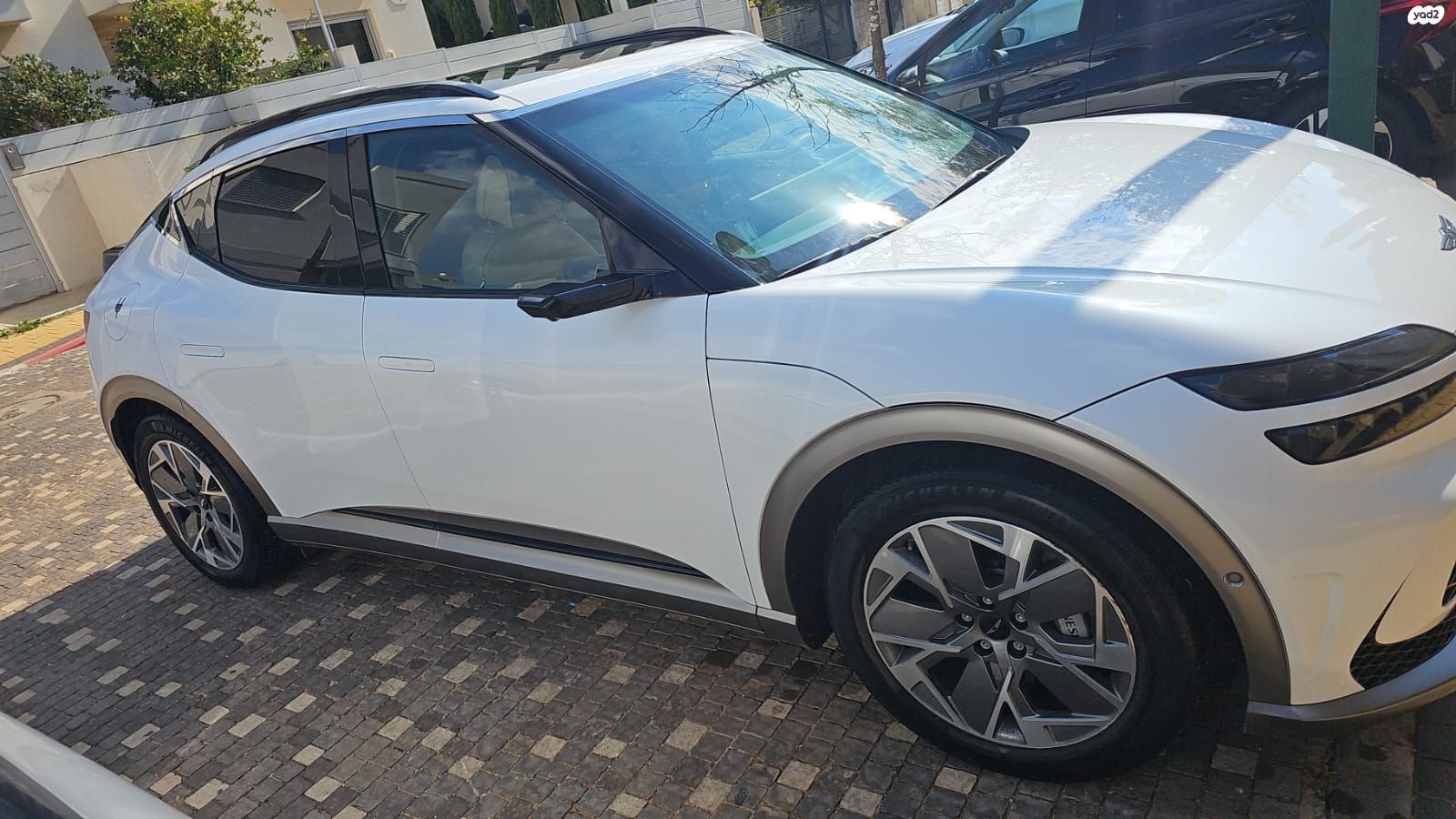 מודעת רכב ג'נסיס GV60