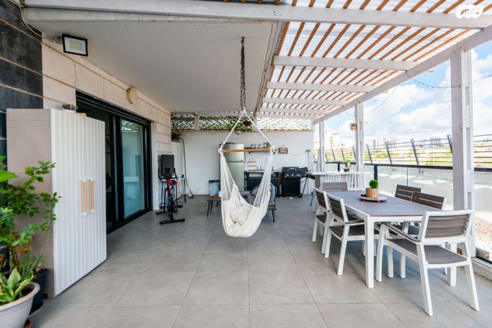 דירת גן, דרך ארץ 68, הפרחים, חריש