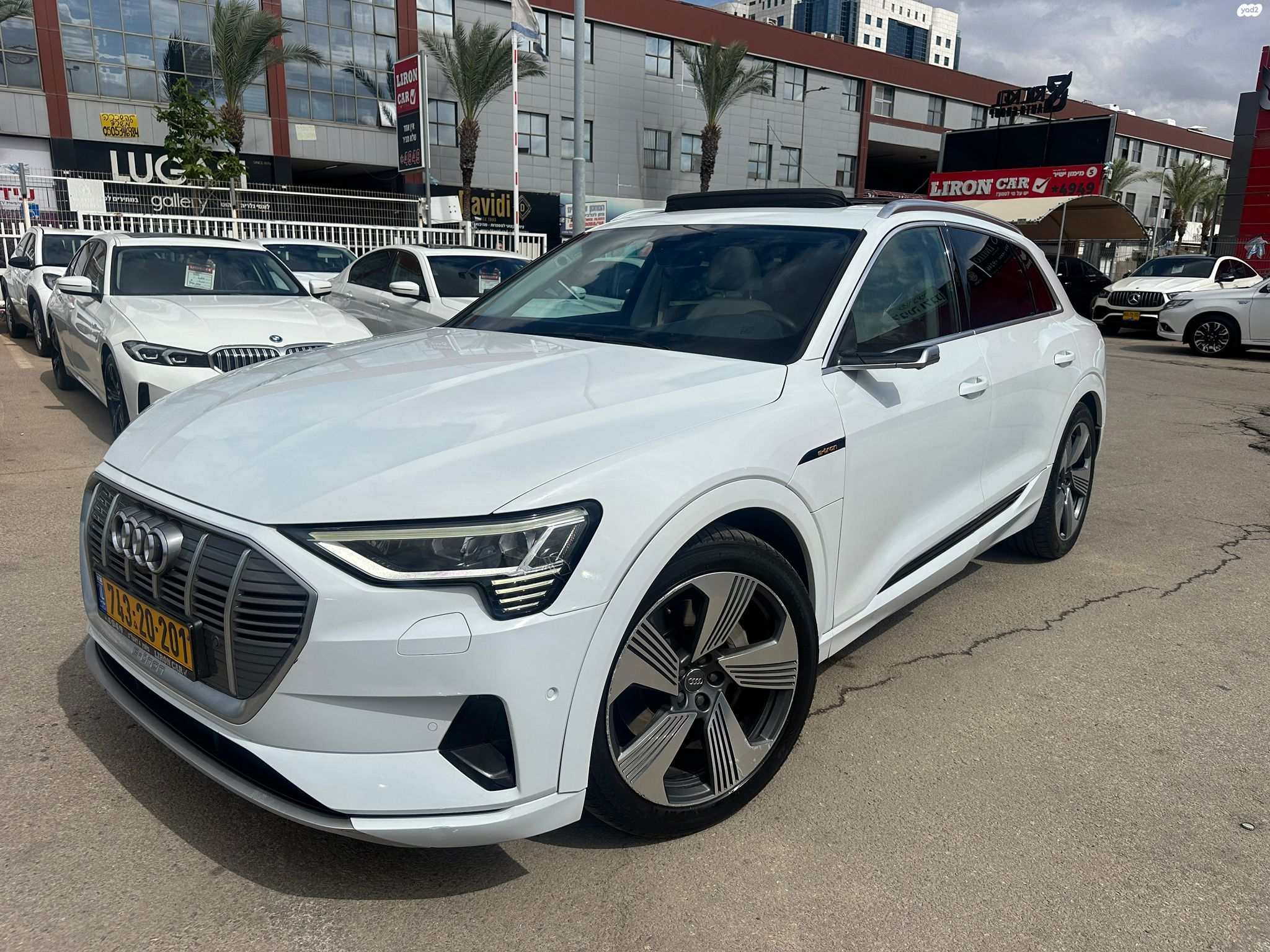 מודעת רכב אאודי E-tron