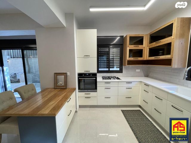 דירת גן, רחל אמנו, המושבה היוונית, ירושלים