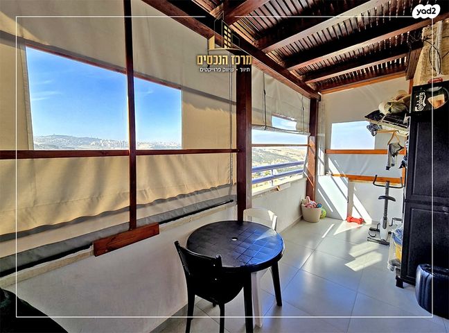 דירת גן, מעלה אדומים