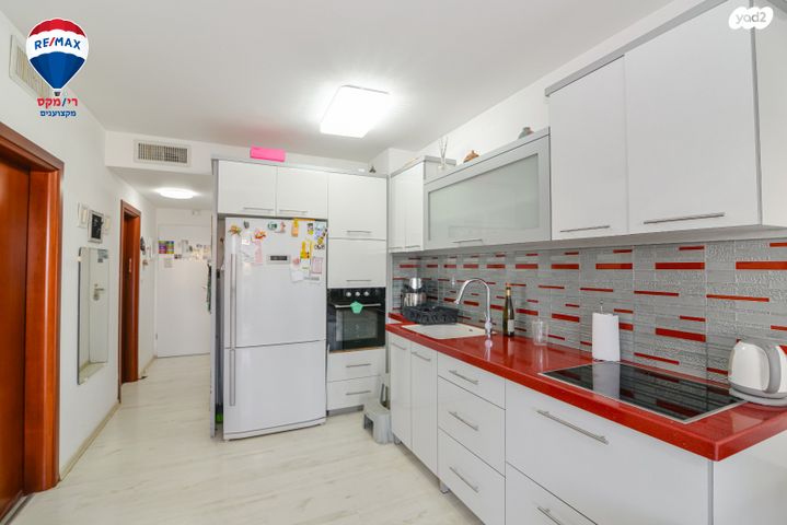 דירה, שדרות מנחם בגין 1, גבעת אולגה, חדרה