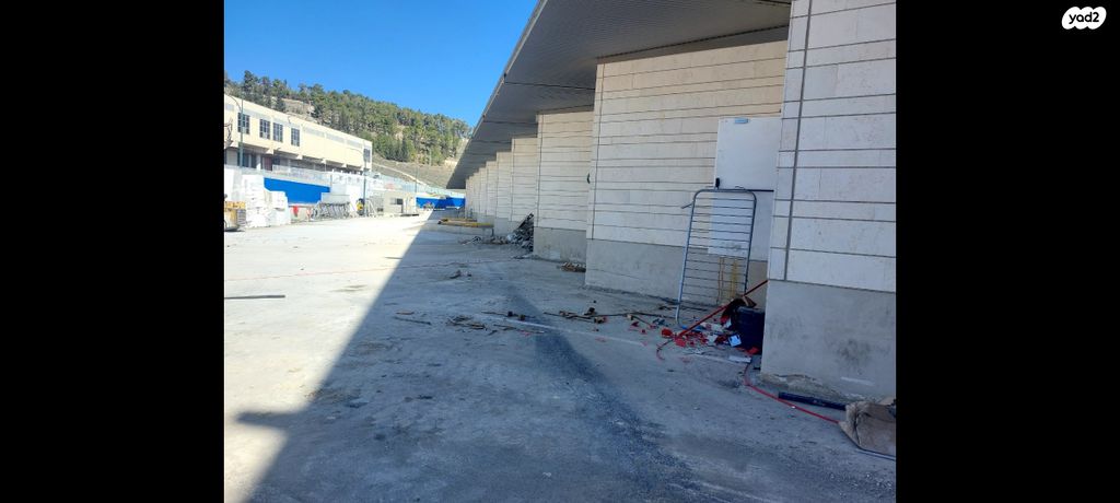 מבני תעשיה, מפעלי נחם הר טוב