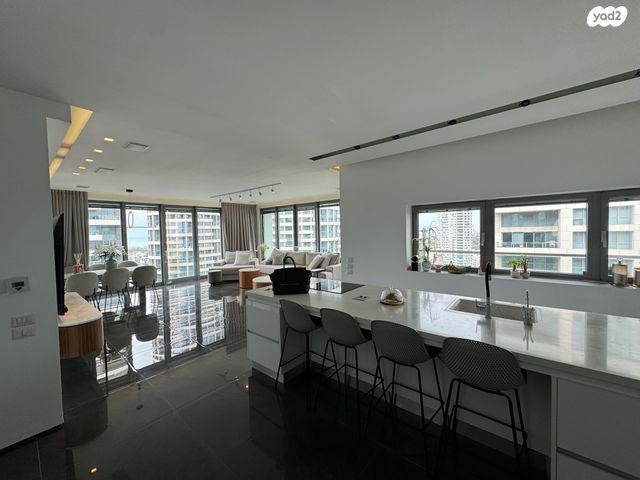 דירה, ניסים אלוני, צמרות איילון, פארק צמרת, תל אביב יפו