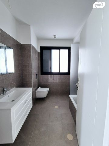 דירה, אורי אלמוג, קרית רבין, חולון