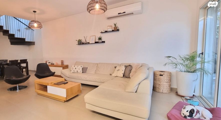 דו משפחתי, אורנית