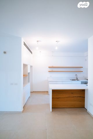 גג/ פנטהאוז, אנה פרנק, חרוזים, רמת גן