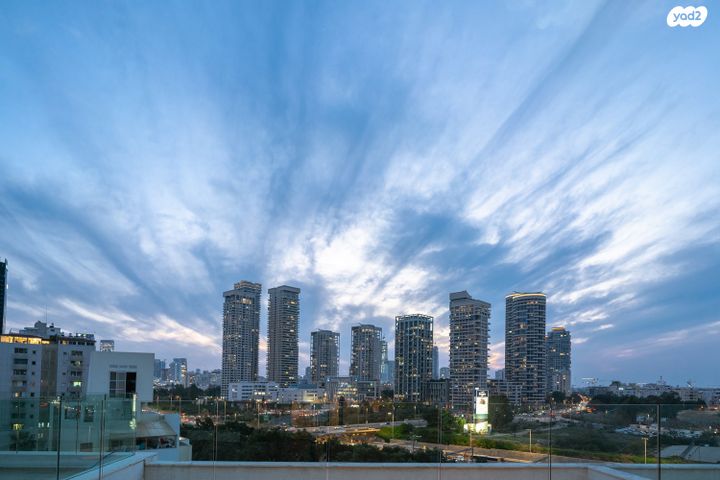 גג/ פנטהאוז, אנה פרנק, חרוזים, רמת גן