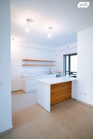 גג/ פנטהאוז, אנה פרנק, חרוזים, רמת גן