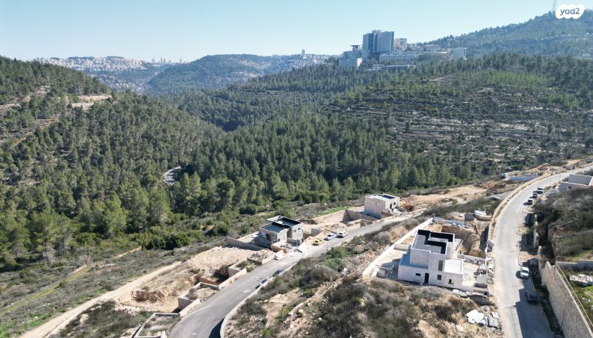 מגרשים