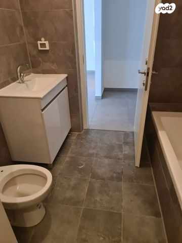 דירה, עמירם, פרדס חנה כרכור