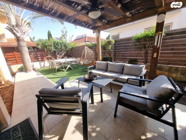 דו משפחתי, תל מונד