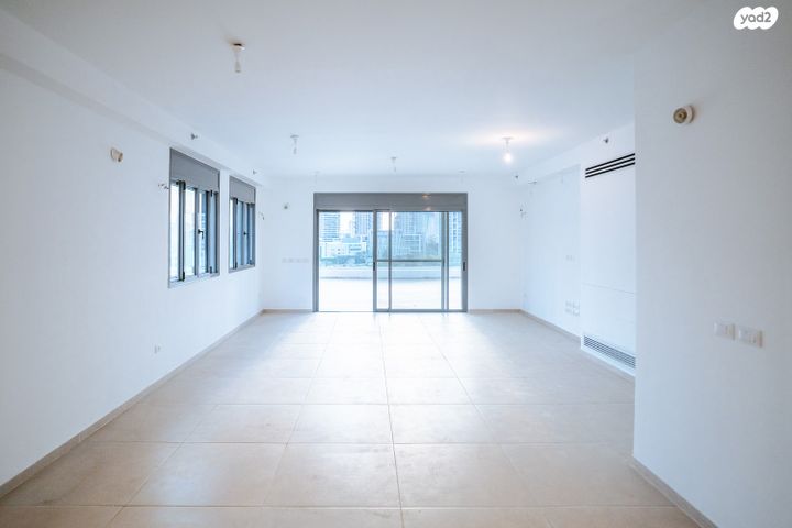 גג/ פנטהאוז, אנה פרנק, חרוזים, רמת גן