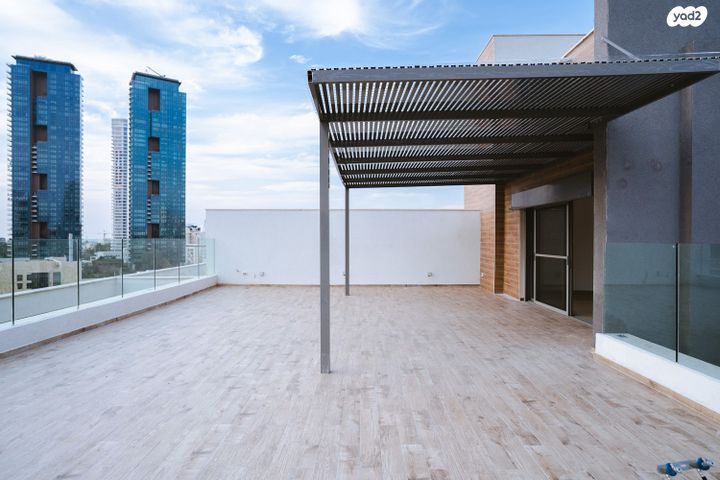 גג/ פנטהאוז, אנה פרנק, חרוזים, רמת גן