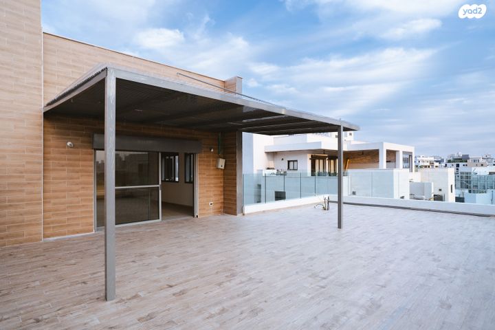 גג/ פנטהאוז, אנה פרנק, חרוזים, רמת גן