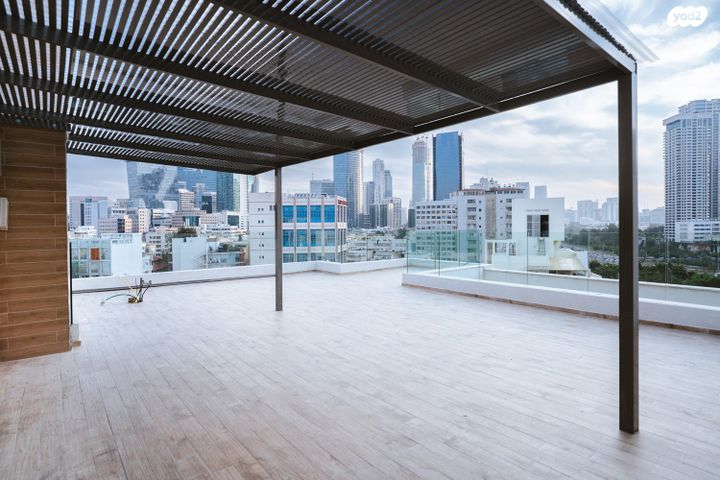 גג/ פנטהאוז, אנה פרנק, חרוזים, רמת גן