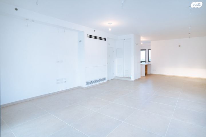 גג/ פנטהאוז, אנה פרנק, חרוזים, רמת גן