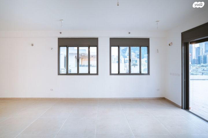 גג/ פנטהאוז, אנה פרנק, חרוזים, רמת גן