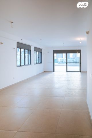 גג/ פנטהאוז, אנה פרנק, חרוזים, רמת גן