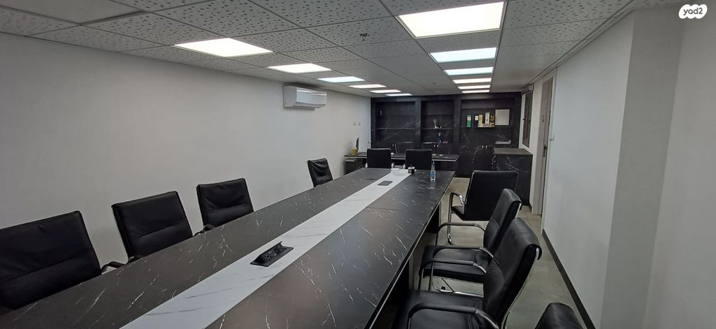 מחסנים, קרית ביאליק