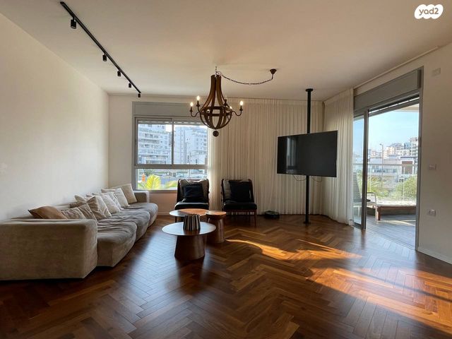 דירה, אורי אלמוג, קרית רבין, חולון