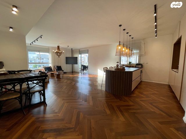 דירה, אורי אלמוג, קרית רבין, חולון