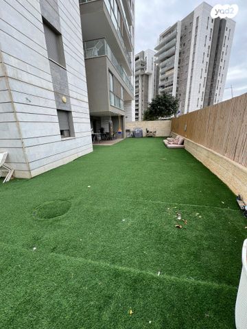 דירת גן, יוסף אבו, נתיבות מערב, נתיבות