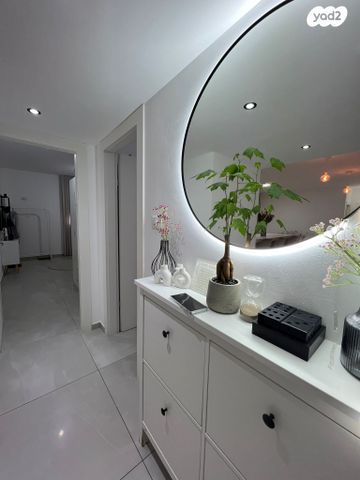 דירת גן, יוסף אבו, נתיבות מערב, נתיבות