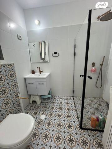 דירת גן, יוסף אבו, נתיבות מערב, נתיבות