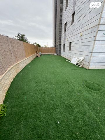 דירת גן, יוסף אבו, נתיבות מערב, נתיבות