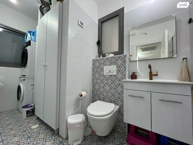 דירת גן, יוסף אבו, נתיבות מערב, נתיבות