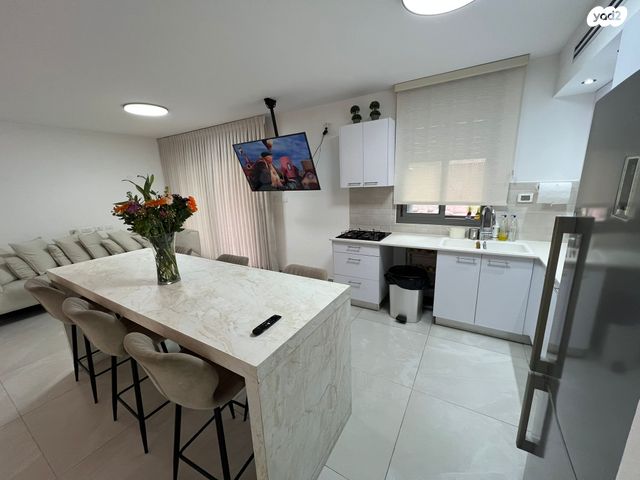 דירת גן, יוסף אבו, נתיבות מערב, נתיבות