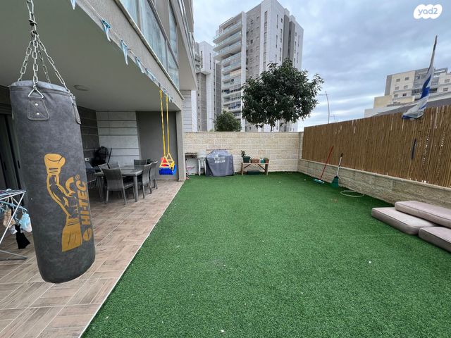 דירת גן, יוסף אבו, נתיבות מערב, נתיבות