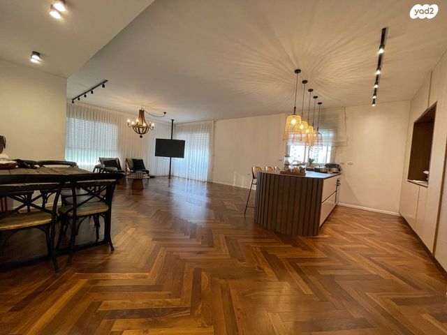 דירה, אורי אלמוג, קרית רבין, חולון