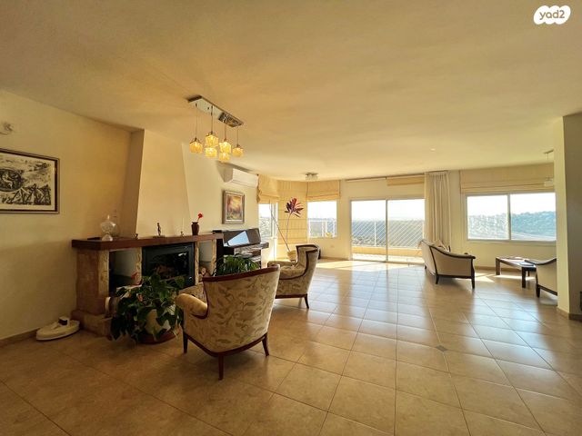 דו משפחתי, הרדוף, אלפי מנשה