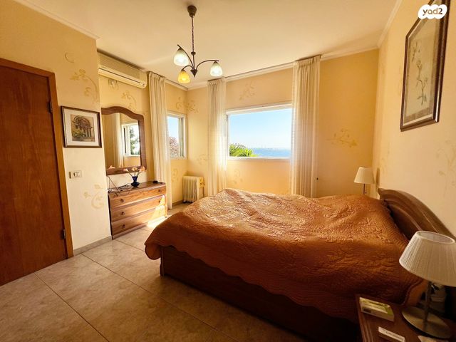 דו משפחתי, הרדוף, אלפי מנשה