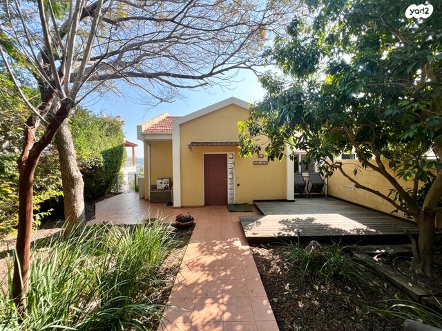 דו משפחתי, הרדוף, אלפי מנשה