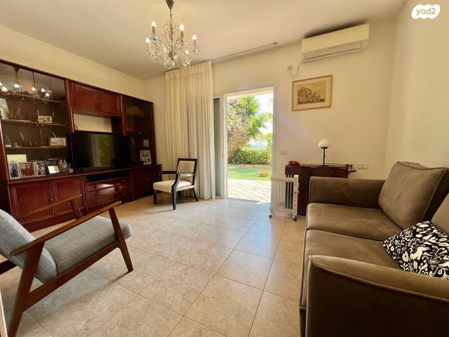 דו משפחתי, הרדוף, אלפי מנשה