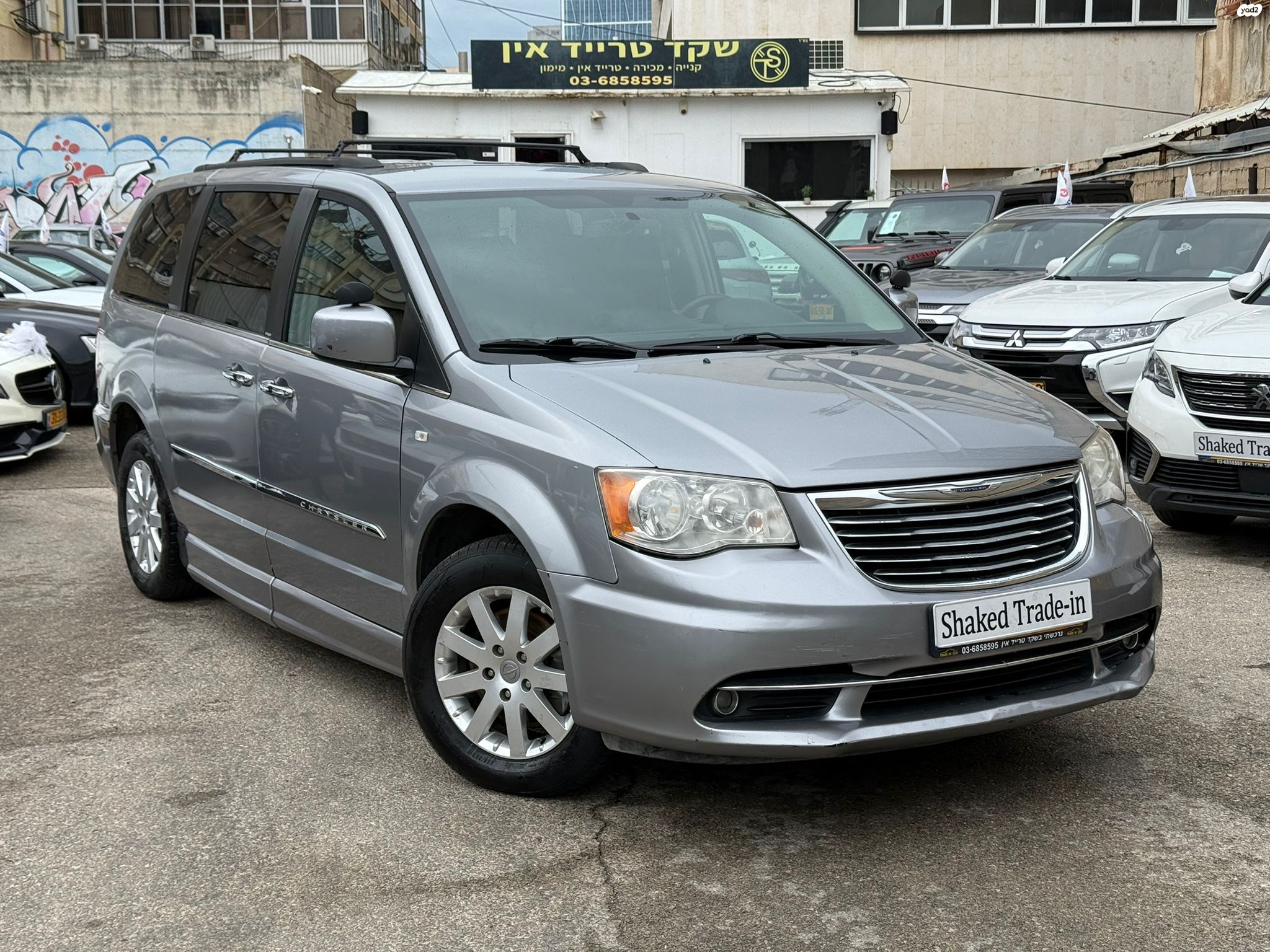 מודעת רכב קרייזלר גראנד וויאג'ר