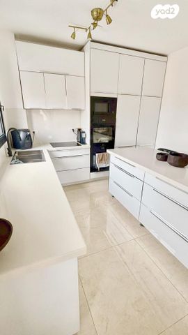 דירה, מנשה קפרא, שעריים, רחובות