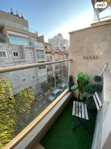 דירה, הפועל המזרחי א', שיכון א', בני ברק