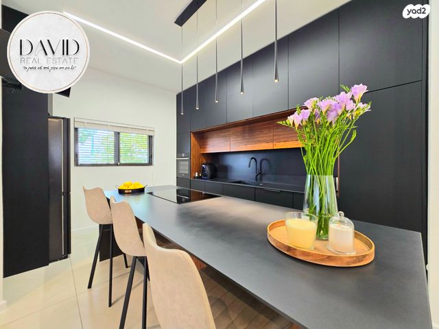 דו משפחתי, הזכוכית 20, בית אליעזר, חדרה